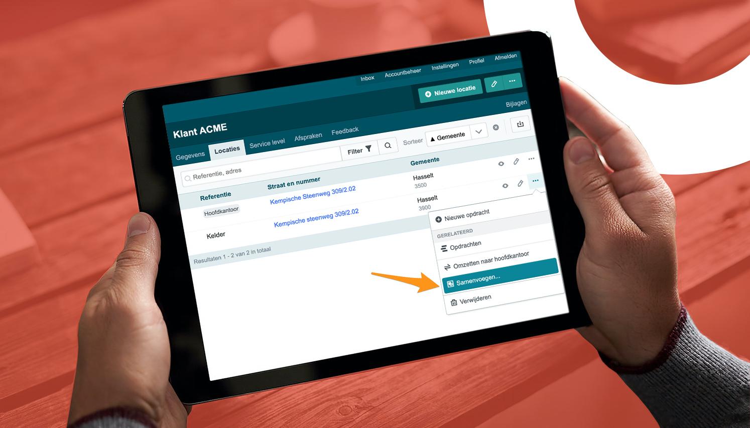 Man houdt tablet vast waarop Climapulse' feature locaties samenvoegen te zien is